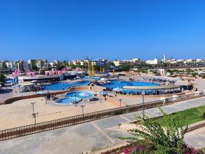 a group of swimming pools in a park at قرية جرين بيتش in El Alamein