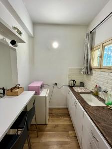 uma cozinha com um lavatório e uma bancada em Carmel Emerald em Haifa
