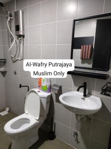 Koupelna v ubytování AL-WAFRY PUTRAJAYA Presint 16 - Bersebelahan Everly Alamanda Mall