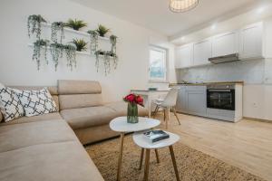 a living room with a couch and a table at 3Level Apartments Kroatien in Umag