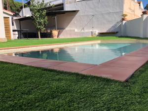 uma piscina no quintal de uma casa em CASA CENTRO DEL PUEBLO CON PISCINA PRIVADA em Sant Vicenç de Montalt