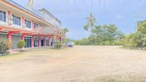 een gebouw waar een auto voor geparkeerd staat bij OYO 92748 Hotel Tepian Batang Hari in Jambi