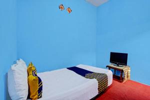 מיטה או מיטות בחדר ב-SPOT ON 92727 Lestari Syariah