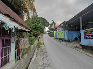 una calle vacía en una ciudad con edificios en OYO 92724 Penginapan Syariah Al Syifa, en Kendari