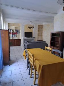 een woonkamer met een gele tafel en stoelen bij Le provençal in Manosque