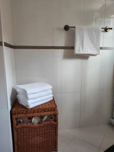 een badkamer met een stapel handdoeken op een tafel bij Уютные апартаменты - 400 метров от пляжа in Sutomore