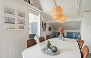 un comedor blanco con una mesa y sillas blancas en Cozy Home In Ebeltoft With Kitchen, en Ebeltoft