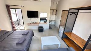 uma sala de estar com uma cama e uma televisão em Buathong Pool Villa em Ban Khung Taphao