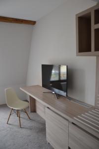 En TV eller et underholdningssystem på Hôtel des Voyageurs Boutique