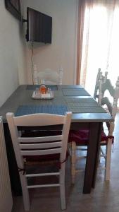uma mesa de jantar com uma toalha de mesa azul em painter's house em Ágios Ioánnis