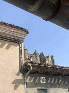 um edifício com um castelo em cima em Le M37 em Carcassonne