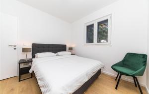 - une chambre avec un lit et une chaise verte dans l'établissement Stunning Home In Jadrija With 3 Bedrooms And Wifi, à Jadrija
