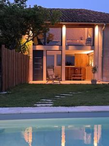 Bazen u ili blizu objekta Suite intimiste avec Spa privatif et vue Pyrénées