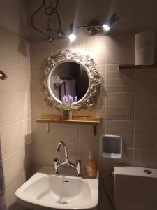 een badkamer met een wastafel en een spiegel bij painter's house in Ágios Ioánnis