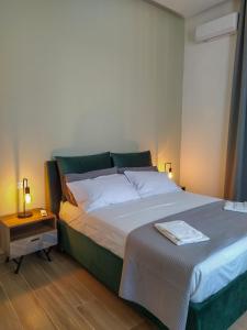ein Schlafzimmer mit einem großen Bett und einem Nachttisch in der Unterkunft Urban Loft Napoli in Neapel