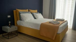 ein Schlafzimmer mit einem großen Bett mit weißen Laken und Kissen in der Unterkunft Urban Loft Napoli in Neapel