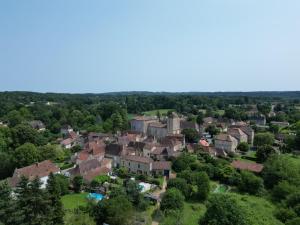 - une vue aérienne sur une petite ville avec des maisons dans l'établissement Les escales Périgourdines, Laura, 3 étoiles, à Trémolat