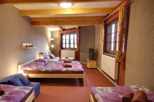 sypialnia z dwoma łóżkami i pluszowym misiem w obiekcie PENZION HARRY na sjezdovce KRKONOŠE w mieście Vysoké nad Jizerou