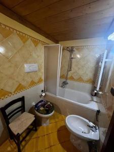 Montenero Val Cocchiara的住宿－Il Borgo della Zittola，浴室配有卫生间、盥洗盆和浴缸。