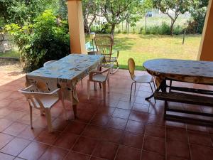una mesa y sillas en un patio en Le Porte del Sole, en Girasole
