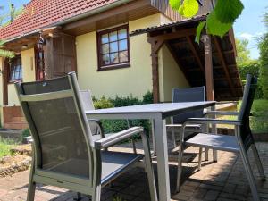 una mesa y sillas frente a una casa en Ferienwohnung Am Weißfrauenbach, en Erfurt