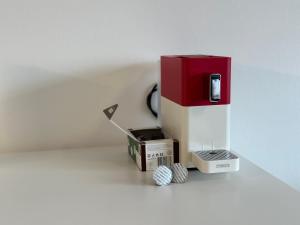 Příslušenství pro přípravu čaje a kávy v ubytování Studio Apartment near Linz Main Train Station