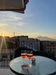 zwei Gläser Wein auf einem Tisch auf einem Balkon in der Unterkunft Pepe Apartments in Gragnano