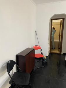 a person taking a picture of a television in a room at Apartament in Neptun ! in Neptun