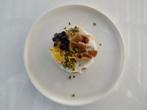 biały talerz z jedzeniem na stole w obiekcie Nostos - Casale e Permacultura w mieście SantʼAgata sui Due Golfi