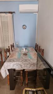 a dining room with a table with a tableablish at Διαμέρισμα με θέα στη θάλασσα στα Λουτρά Ωραίας Ελένης in Loutra Oraias Elenis