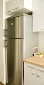 サラエボにあるUrban Nest Apartment Sarajevoの- ステンレス製の冷蔵庫(白いキャビネット付)