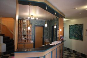 un hall avec un bar et un escalier en arrière-plan dans l'établissement Hotel Nordic, à Norderstedt