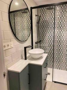 a bathroom with a sink and a shower at Apartamento a estrenar en Centro Gijón. FIBRA-TV in Gijón +20 photos