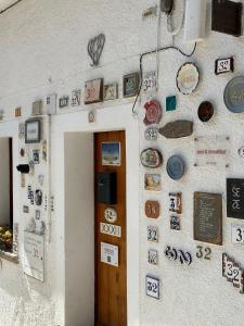 a wall with signs and magnets on a wall at La Casa di Penelope & Cirene in Pietrapertosa