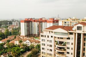 een luchtzicht op een stad met hoge gebouwen bij Furnished 2 bedroom apartment in Kilimani in Nairobi