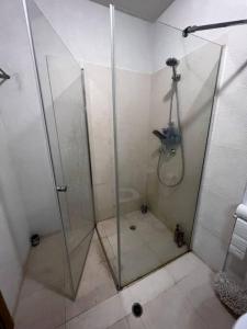 eine Dusche mit Glastür im Bad in der Unterkunft Villa L3 Lighthouse Golf Resort Balchik in Baltschik