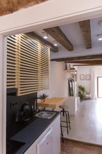 eine Küche mit einer Spüle und einer Arbeitsplatte in der Unterkunft DuermeCuenca in Cuenca