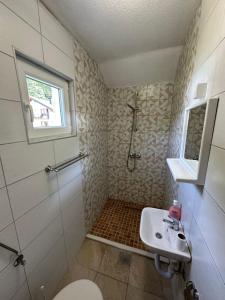 ein Badezimmer mit Dusche, Toilette und Waschbecken in der Unterkunft Vila Dzenana Boracko Jezero in Konjic + 37 Fotos