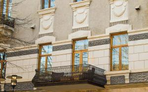 un edificio con un balcone sul lato di Belona Hotel a Kutaisi
