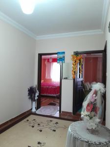 un soggiorno con tavolo e una camera da letto di Doğa manzaralı ev 