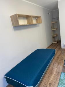 een bed in een kamer met een blauw matras bij Ten Dom in Międzyzdroje