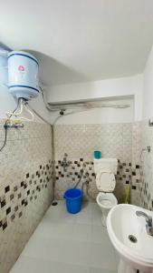 OYO Flagship 12976 Hotel New Fiza في جامو: حمام صغير مع مرحاض ومغسلة