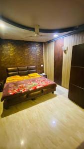 1 dormitorio con 1 cama en una habitación en OYO Flagship 12976 Hotel New Fiza, en Jammu
