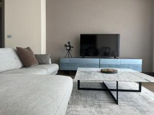 Uma televisão e/ou sistema de entretenimento em Portonovi - Marina Residences Sea View Apartment