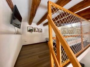 Una escalera en una habitación con TV y un televisor más en Casa Labi, en Termini Imerese