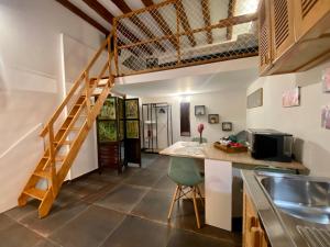 cocina con escalera de caracol en una habitación en Casa Labi, en Termini Imerese