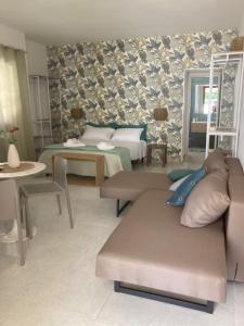 ein Wohnzimmer mit einem Sofa und einem Tisch in der Unterkunft Villa Chiara in Mazara del Vallo