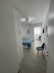 um quarto com uma cama e uma cadeira num quarto em Villa Leone em Sperlonga