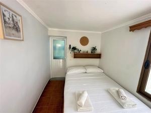 Postel nebo postele na pokoji v ubytování Boungainvillea