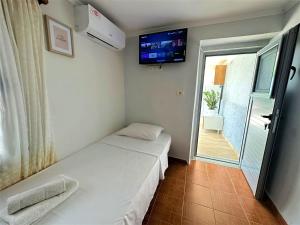 Postel nebo postele na pokoji v ubytování Boungainvillea